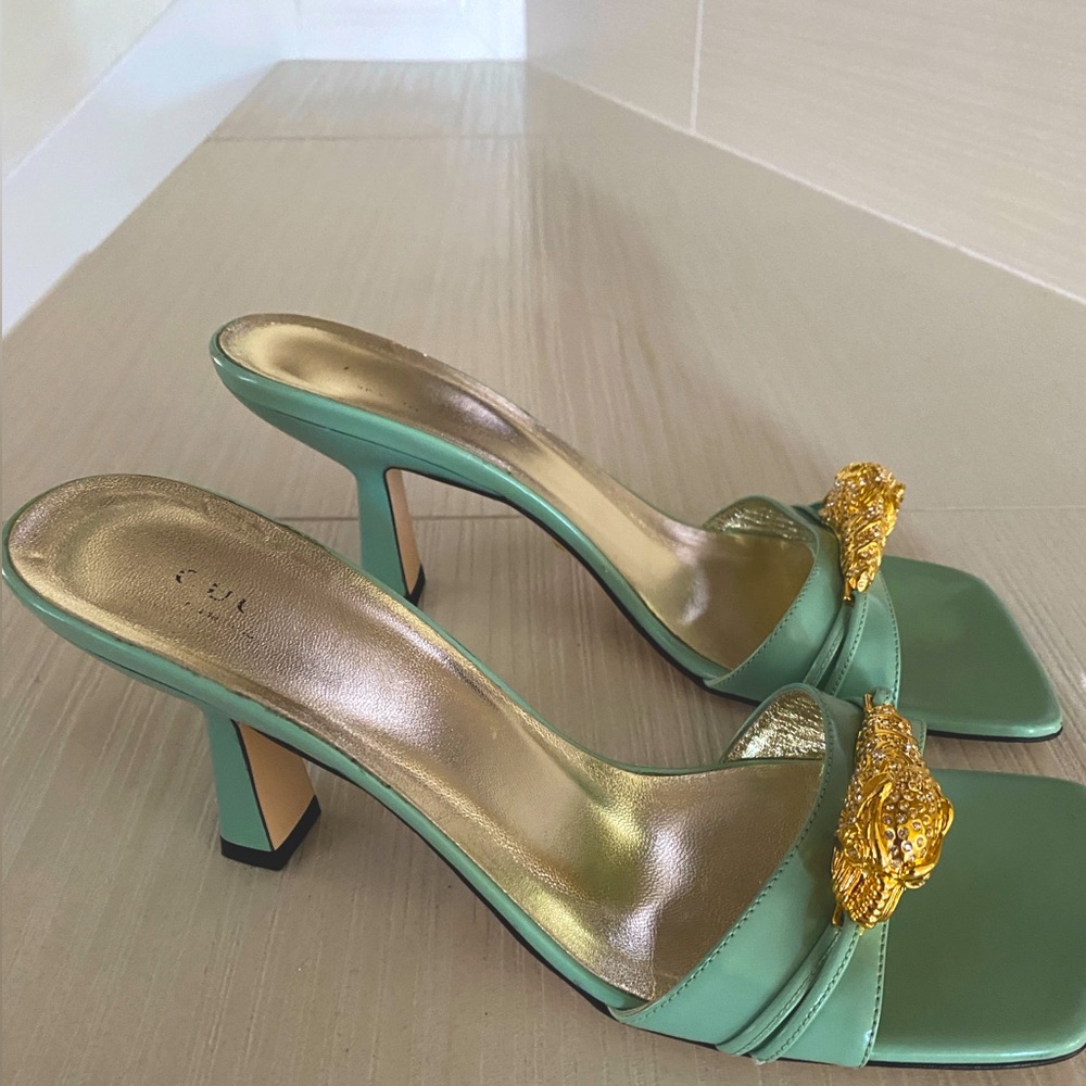 Gucci sandal been worn once size 39